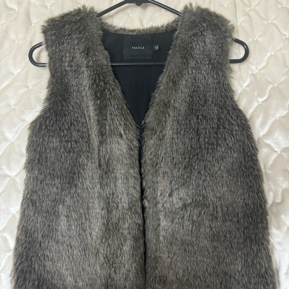 TALULA Aritzia Woman’s faux fur vest in size x-small perfect condition - Picture 2 of 5